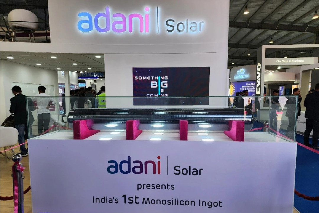 أخبار كبيرة: شركة الطاقة الهندية العملاقة Adani تخرج أول قضيب سيليكون من فرن SCEC